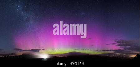 SÜDINSEL, Neuseeland: spektakuläre Bilder der MILCHSTRAßE und AURORA AUSTRALIS haben durch eine hingebungsvolle Stargazer gerissen worden. Die Sterne sahen noch nie so hell, wie sie in diesen leuchtenden Snaps haben.  Die andere Sichtweise wird durch die Bilder genommen auf der Südinsel, Neuseeland, wo die Milchstraße so klar ist, wie der Tag.  Bilder zeigen auch den Atem ist schöne Aurora Australis in fluoreszierenden Rosa und gelb. Kiwi-Fotograf Paul Wilson (29) führt in regelmäßigen Abständen Road-Trips über neunhundert - Meilen, den optimale Ort für Nachtaufnahmen Himmel, zu erreichen bis zu fo Ausgaben Stockfoto