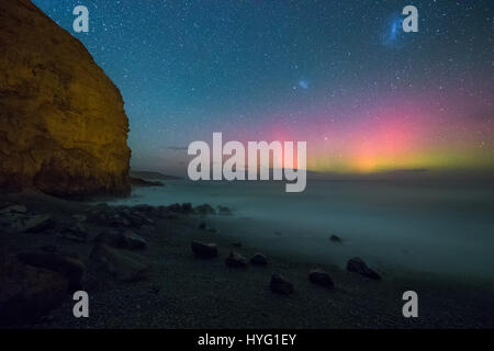 SÜDINSEL, Neuseeland: spektakuläre Bilder der MILCHSTRAßE und AURORA AUSTRALIS haben durch eine hingebungsvolle Stargazer gerissen worden. Die Sterne sahen noch nie so hell, wie sie in diesen leuchtenden Snaps haben.  Die andere Sichtweise wird durch die Bilder genommen auf der Südinsel, Neuseeland, wo die Milchstraße so klar ist, wie der Tag.  Bilder zeigen auch den Atem ist schöne Aurora Australis in fluoreszierenden Rosa und gelb. Kiwi-Fotograf Paul Wilson (29) führt in regelmäßigen Abständen Road-Trips über neunhundert - Meilen, den optimale Ort für Nachtaufnahmen Himmel, zu erreichen bis zu fo Ausgaben Stockfoto