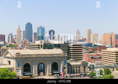 Kansas City, USA - 21. Mai 2016: Kansas City Union Station mit der Skyline in den Rücken von der National World War I Museum und Gedenkstätte gesehen. Stockfoto