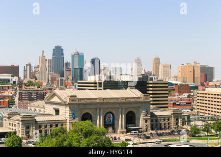 Kansas City, USA - 21. Mai 2016: The Kansas City Skyline mit der Union Station im Vordergrund gesehen aus dem ersten Weltkrieg Nationalmuseum und Memori Stockfoto