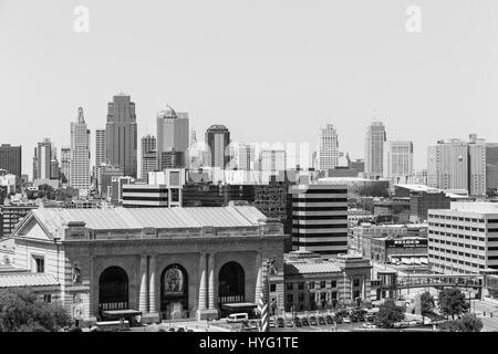 Kansas City, USA - 21. Mai 2016: Kansas City Union Station mit der Skyline in den Rücken von der National World War I Museum und Gedenkstätte gesehen. Die pi Stockfoto