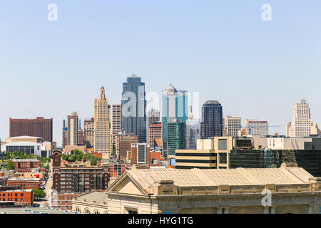 Kansas City, USA - 21. Mai 2016: The Kansas City Skyline mit modernen und historischen Gebäuden und der Union Station im Vordergrund. Stockfoto