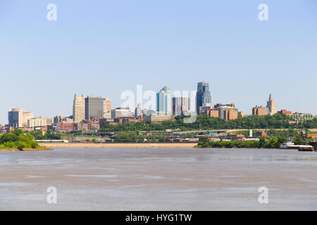 Kansas City, USA - 21. Mai 2016: Ein Teil von Kansas City gesehen von der gegenüberliegenden Seite des Missouri River. Stockfoto