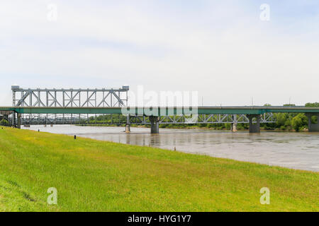 Kansas City, USA - 21. Mai 2016: Das Herz von Amerika-Brücke vor der ASB-Brücke über den Missouri River bei Richard L. Berkley Riverfront Park. Stockfoto