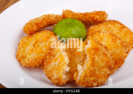 Krabbenküchlein in der Platte auf Holz Hintergrund Stockfoto