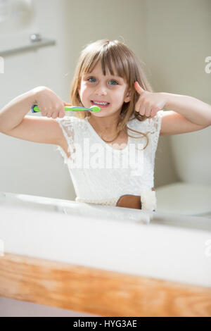 Ein kleines Mädchen im Bad ihre Zähne zu putzen. Stockfoto