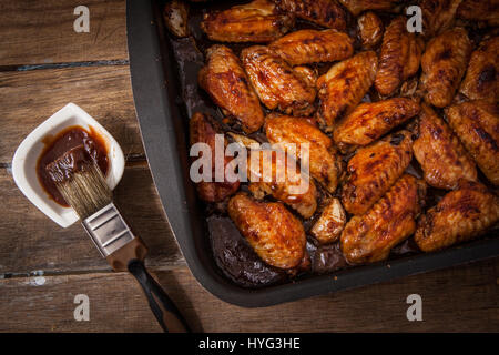 Bbq Sauce Huhn Flügel auf Topf vorbereiten Stockfoto