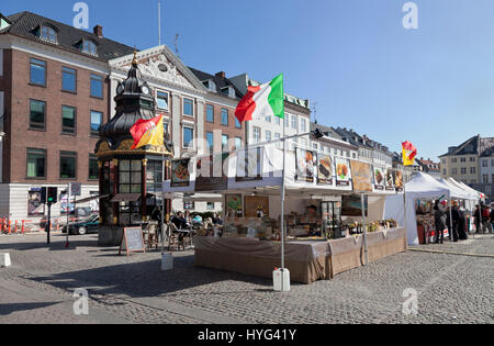 Nytorv Platz am Støget in Kopenhagen an einem sonnigen Frühlingstag im April. Italienische Produkte verkauft und gefördert von einem Stall. Stockfoto