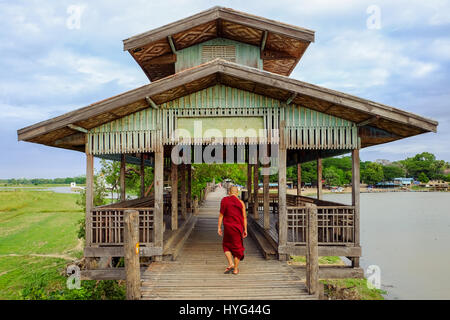 Amarapura, Myanmar - 28. Juni 2015: buddhistischer Mönch geht auf hölzernen U Bein Brücke in Amarapura, Myanmar Stockfoto