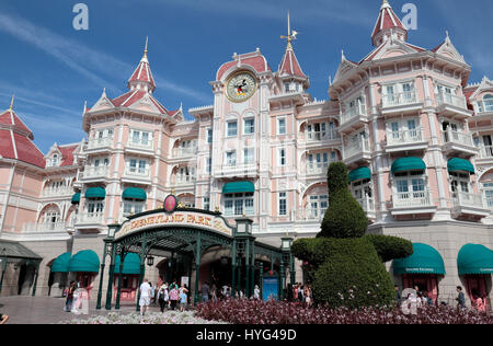 Das Disneyland Hôtel und der Haupteingang zum Disneyland Paris, Marne-la-Vallée, in der Nähe von Paris, Frankreich. Stockfoto