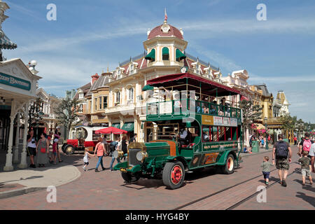 Hauptstraße mit Touristenbus in Disneyland Paris, Marne-la-Vallée, in der Nähe von Paris, Frankreich. Stockfoto