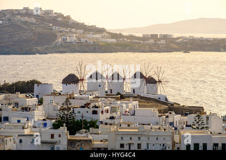 Citiscape Ansicht von Windmühlen und weißen Häusern auf der Insel Mykonos, Kykladen, Griechenland Stockfoto