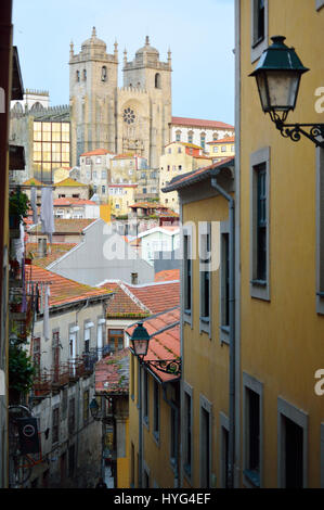 Enge, gepflasterte Straßenszene in der portugiesischen Stadt Porto im Jahr 2017, Portugal mit Blick auf die SE Kathedrale Ribeira Stockfoto