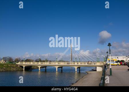 Marine-See in Southport mit Marine Art Hängebrücke im Hintergrund Stockfoto