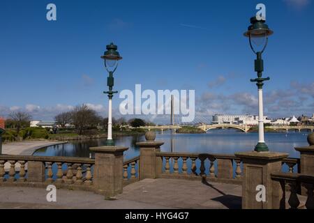 Marine-See in Southport mit Marine Art Hängebrücke im Hintergrund Stockfoto