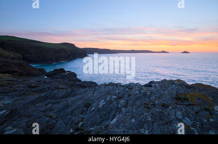 Sonnenuntergang über Lundy Bucht an der Nordküste Cornish Stockfoto