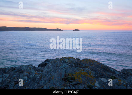 Sonnenuntergang über Lundy Bay in der Nähe von Port Quin an der Nordküste Cornish Stockfoto
