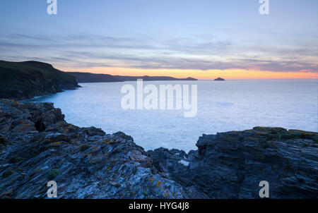 Sonnenuntergang über Lundy Bucht an der Nordküste Cornish in der Nähe von Port Quin Stockfoto