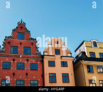 Blick auf die hell farbigen alten Gebäude am Platz Stortorget in Gamla Stan tagsüber mit freiem Speicherplatz. Wahrzeichen von Schweden Stockfoto