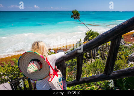Frau posiert, gerade am Strand in Maya-Ruinen von Tulum in Mexiko Stockfoto