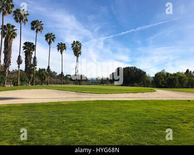 grüne Golfplatz und blauen Wolkenhimmel. amerikanische Landschaft Stockfoto