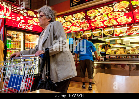 Seniorin, Supermarkt ältere Frau mit einem Einkaufswagen in Asien Fast Food Tschechien, Europa ältere Generation, die den Wagen schiebt Stockfoto