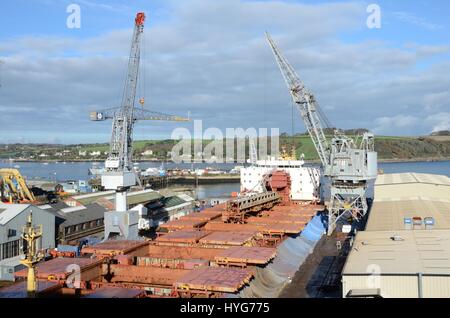 Große Frachtschiff gewartet in Falmouth Docks Stockfoto