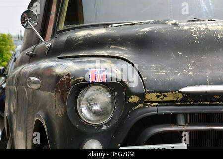 Die verwitterten front-End von einem 1957 eine halbe Tonne Chevy Kastenwagen im Stadtteil Dallas Deep Ellum. Stockfoto