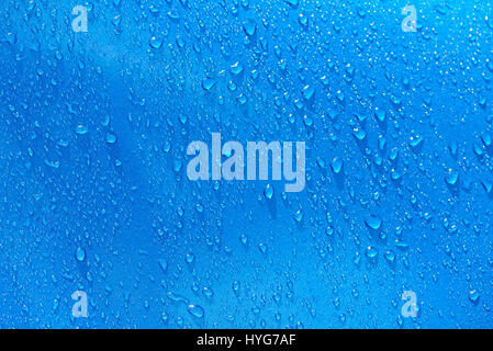 Wassertropfen auf blauem Metall Hintergrund. Abstarct blaue nass Textur Stockfoto