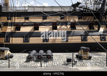 AJAXNETPHOTO. 15. JUNI 2009. PORTSMOUTH, ENGLAND. -GUNDECKS VON NELSONS FLAGGSCHIFF H.M.S.VICTORY ON DISPLAY IN PORTSMOUTH HISTORIC DOCKYARD. FOTO: JONATHAN EASTLAND/AJAX REF: DP2 91506 10030 Stockfoto