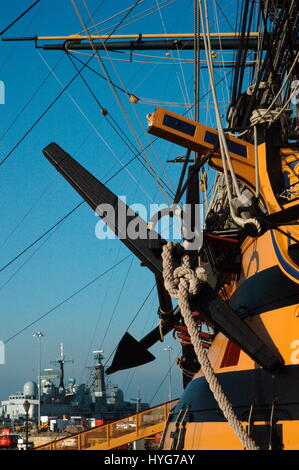 AJAXNETPHOTO. PORTSMOUTH, ENGLAND - STEUERBORD ANKERBALKEN UND ANKER - AUF HMS VICTORY, DAS FLAGGSCHIFF VON ADMIRAL HORATIO NELSON IN DER SCHLACHT VON TRAFALGAR. FOTO: JONATHAN EASTLAND/AJAX REF: RD52211 / 880 Stockfoto