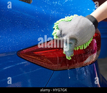 Waschen blaue moderne Auto-Close-up. Reinigung von roten Rücken Autolicht Stockfoto