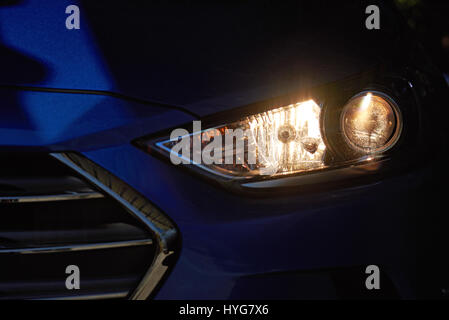 Hohe Licht der modernen Auto Closeup. Lampen in der Arbeit Auto kopflastig Stockfoto