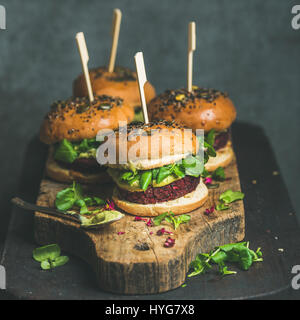 Gesunde hausgemachte vegane Burger mit rote Beete-Quinoa Patty und Rucola Stockfoto