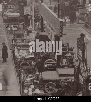 Dieses französische Poster aus dem Jahr 1901 wirbt für den Salon de l'Automobile, Cycle, and Sports, einer großen Veranstaltung, bei der Innovationen im Bereich Automobile, Fahrräder und Sportartikel vorgestellt werden. Das Kunstwerk spiegelt die Faszination des frühen 20. Jahrhunderts für Technologie und Freizeitaktivitäten wider. Stockfoto