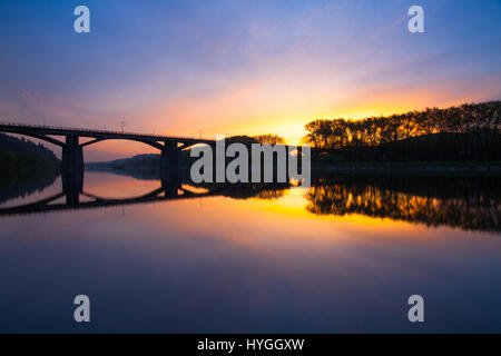 Branik Brücke bei Sonnenaufgang. Diese Brücke, bekannt als Brücke der Intelligenz ist eine Schiene und Fußgänger Brücke über die Moldau in Prag. Stockfoto