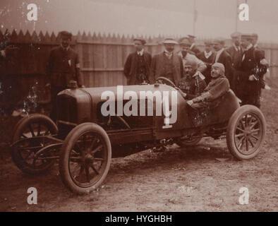 Ein Erinnerungsbild des Sieges Albert Guyots beim Grand Prix des Voiturettes 1908, das die Spannung und Bedeutung früherer Automobilrennen einfängt. Stockfoto
