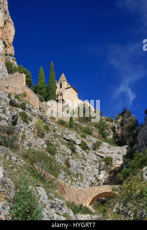 Frankreich, Alpes-de-Haute-Provence (04), Moustiers-Sainte-Marie la Chapelle Notre-Dame-de-Beauvoir au Dessus du Village / / Frankreich, Alpes de Haute-Proven Stockfoto