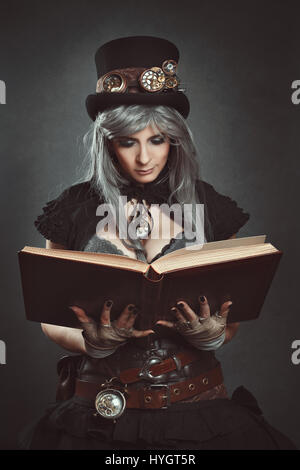 Steampunk-Wissenschaftler mit Buch in der hand zu öffnen Stockfoto