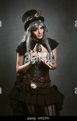 Steampunk Traveller mit Fernglas in der Hand. Studio gedreht Stockfoto