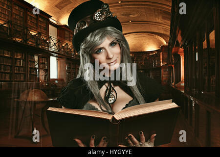 Steampunk-Mädchen in der königlichen Bibliothek. Studio gedreht Stockfoto