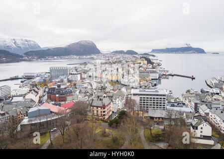 Ansicht von Ålesund, Norwegen vom Berg Aksla, im Osten der Stadt. Stockfoto