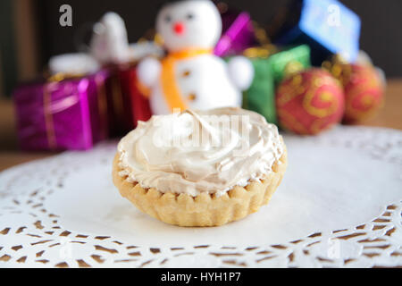 Köstliche Torte dekoriert mit Weihnachten-Neujahr-Einstellung Stockfoto