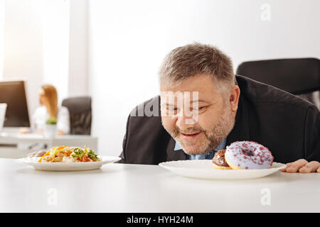 Wird weniger übermäßige Kerl Junk-Food nicht widerstehen können Stockfoto