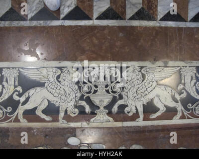 Dieses Kunstwerk mit dem Titel „Cacciata di Erode“ zeigt eine dramatische Szene aus der biblischen Geschichte von König Herodes, die sich wahrscheinlich auf seinen Sturz oder die Vertreibung seiner Truppen konzentriert. Das Stück fängt einen Moment von historischer oder religiöser Bedeutung ein. Stockfoto