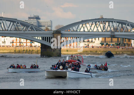 Chase-Boote folgen den Rennteams in Richtung Ende der 163. Cancer Research UK Boat Race 2017 in Mortlake, 2. April 2017, London, UK Stockfoto