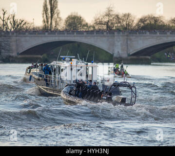 Chase-Boote folgen den Rennteams in Richtung Ende der 163. Cancer Research UK Boat Race 2017 in Mortlake, 2. April 2017, London, UK Stockfoto