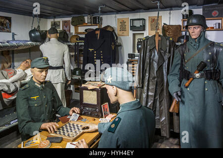 Deutsche WWII Soldaten schlafen im Bunker am Raversyde Atlantikwall Viertel / Freilichtmuseum Atlantikwall in Raversijde, Flandern, Belgien Stockfoto