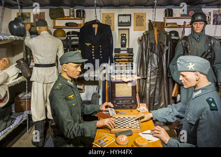 Deutsche WWII Soldaten schlafen im Bunker am Raversyde Atlantikwall Viertel / Freilichtmuseum Atlantikwall in Raversijde, Flandern, Belgien Stockfoto