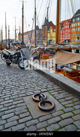 Kopenhagen, Dänemark - 22. August 2014: Die modernen Motorrad auf dem alten Nyhavn Pflasterstein Pflaster in Kopenhagen.   Nyhavn ist Wasser, Kanal und Stockfoto